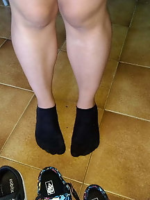 Plumper mommy soles and legs displaying