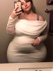 Chubby dame is spreading hips